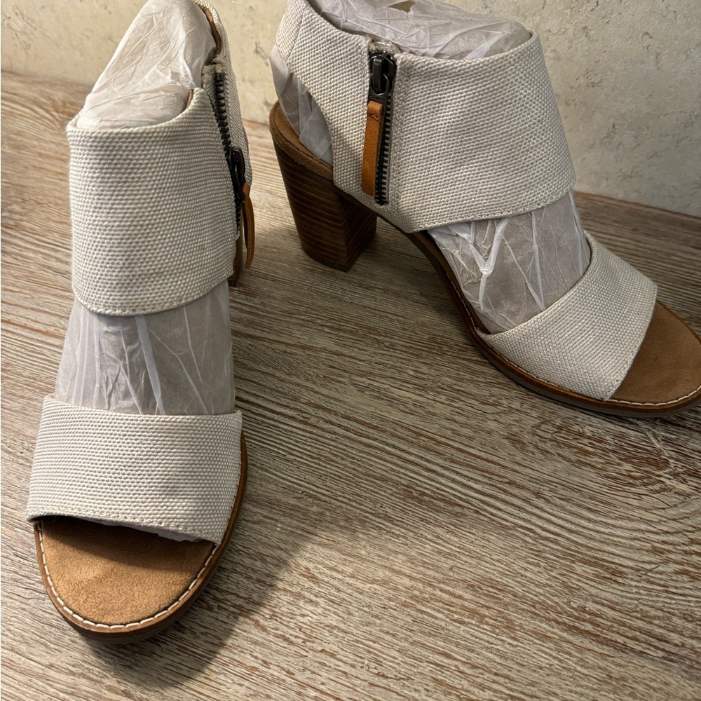 Toms Majorca 
3" heel
Roundtoe ankle-strap fabric uppers,leather sole
Spot clean